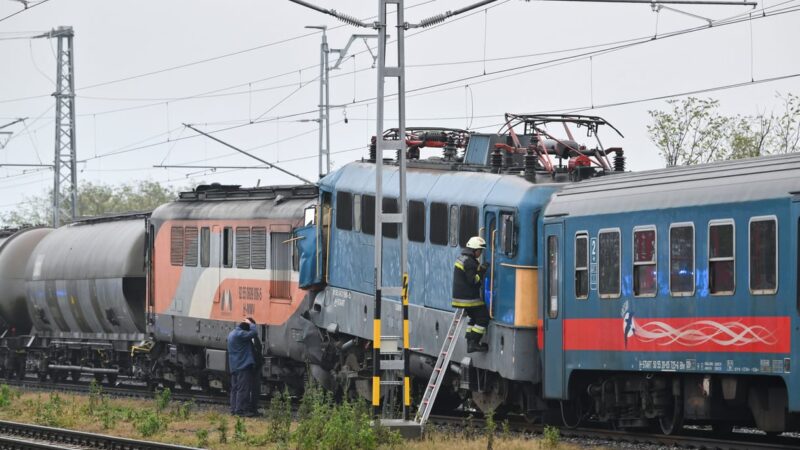 Elaludt a mozdonyvezető és belement egy személyvonatba – vádat emelt az ügyészség