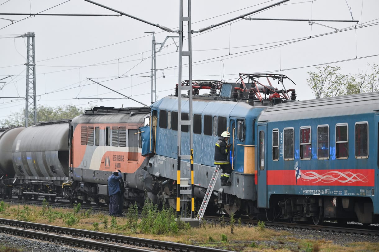 Elaludt a mozdonyvezető és belement egy személyvonatba – vádat emelt az ügyészség