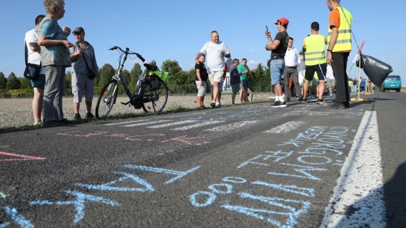 Márki-Zay vezérletével a tiszás aktivisták Lázár János kivégzésére buzdítanak