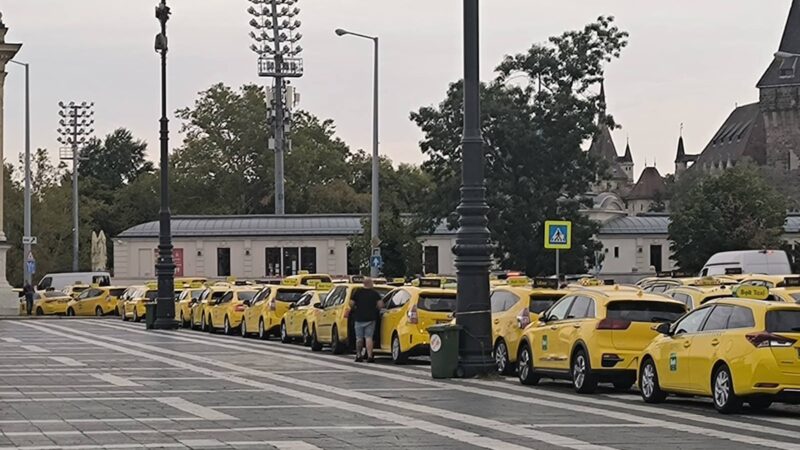 Rendelet helyett sumákolás – miért robbant ki a taxisok újabb tiltakozása?