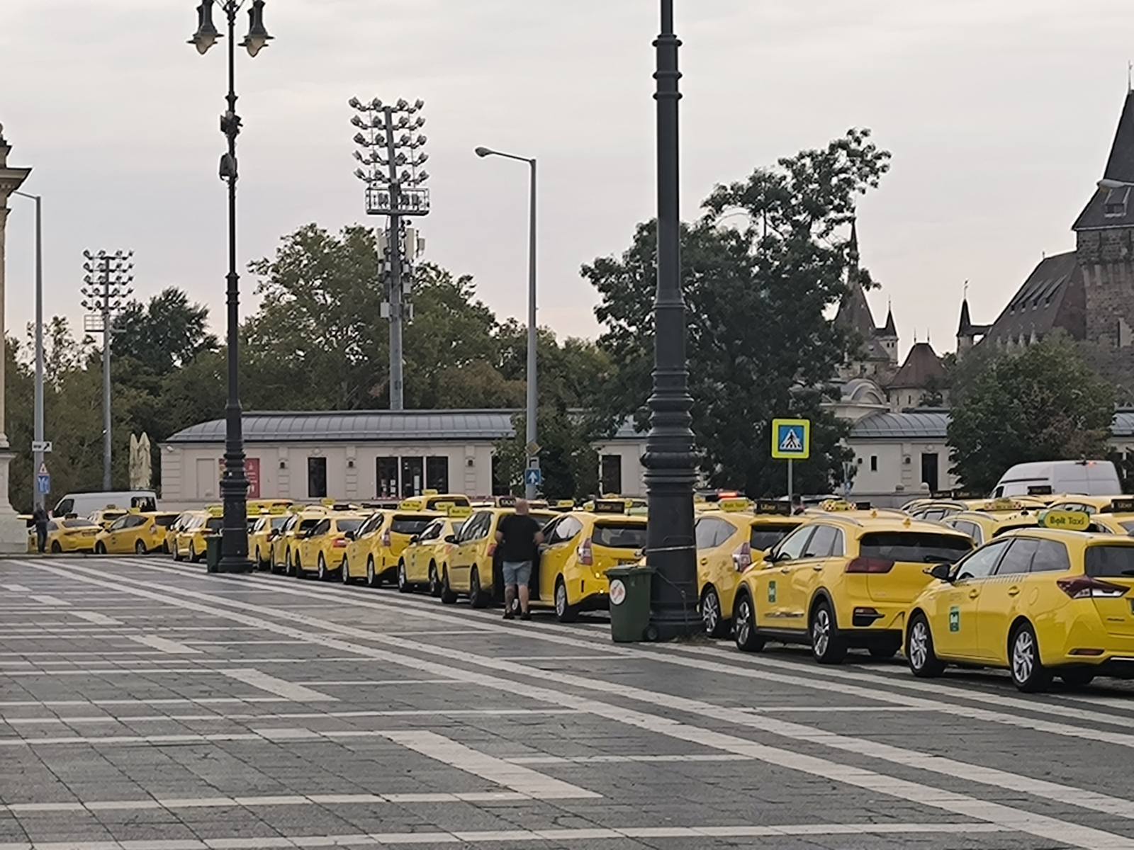 Rendelet helyett sumákolás – miért robbant ki a taxisok újabb tiltakozása?