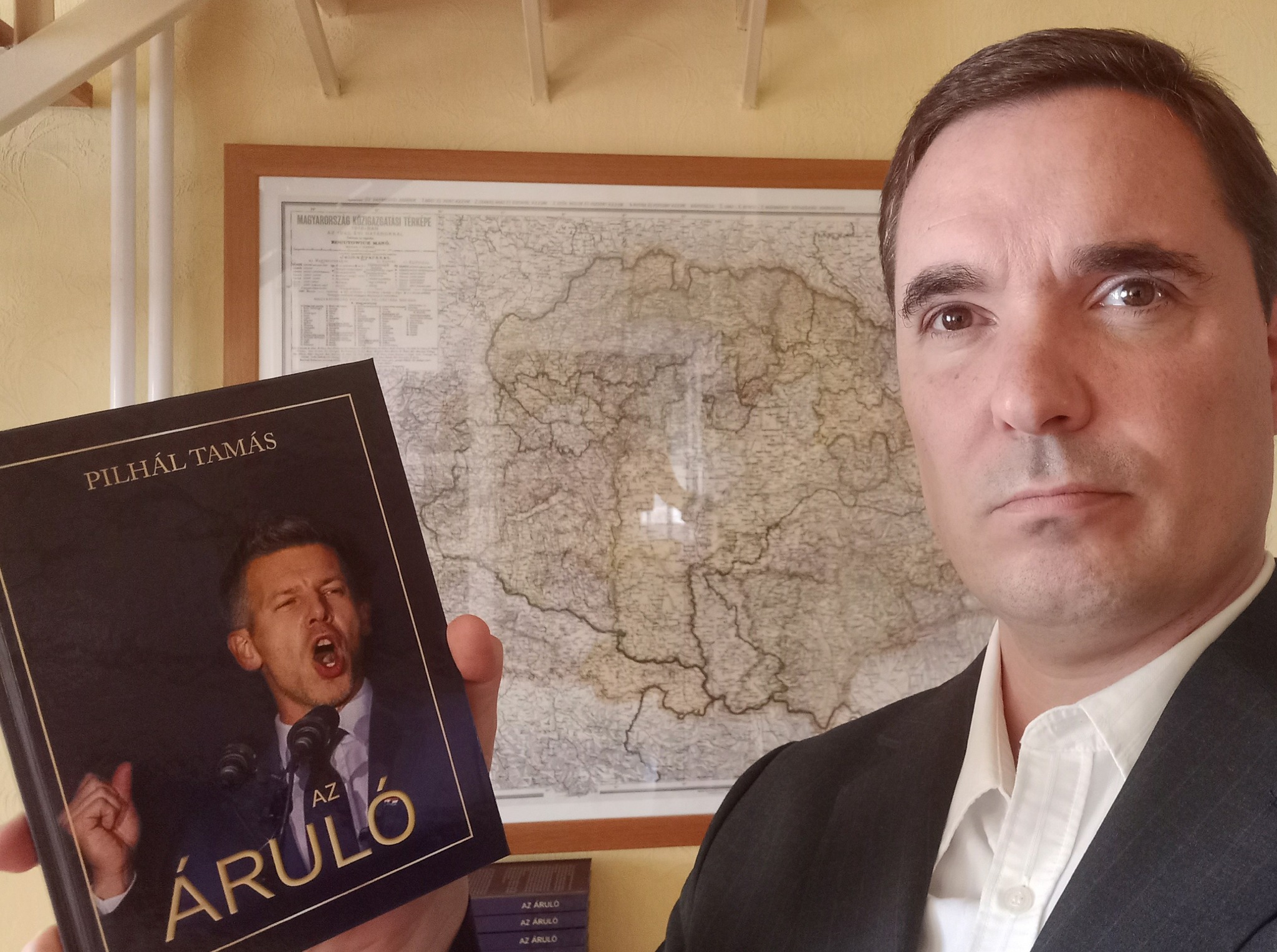 Szia Peti! Képzeld, kijöttél a nyomdából! Áruló!
