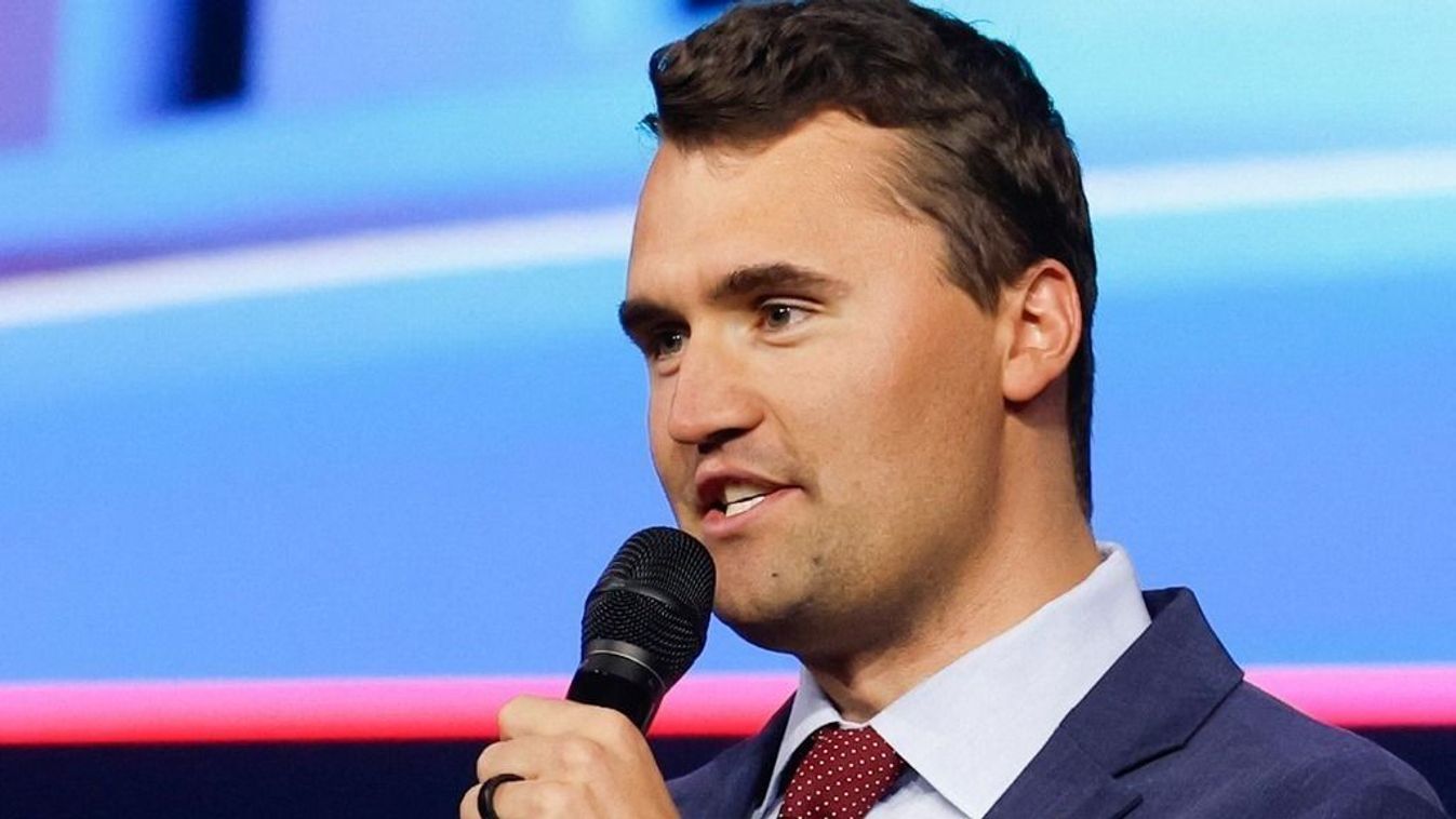 Új videófelvétel került elő Charlie Kirk feltételezett gyilkosának meneküléséről – videó