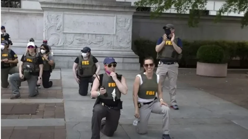 Kirúgta az FBI a BLM előtt térdeplő alkalmazottait
