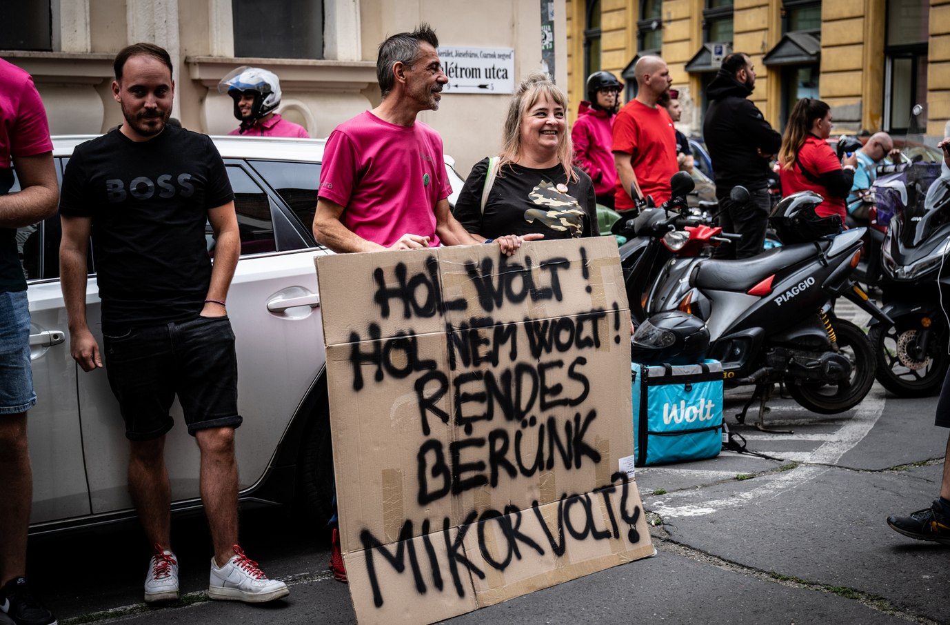Kiakadtak a futárok, felvonulással lassították a forgalmat Budapesten, követeléseik vannak