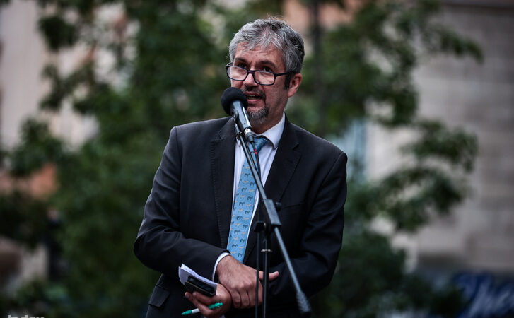 Rendőrsorfal, forgalmi káosz és újabb nagy szavak – Hadházy Ákos tüntetése Budapesten