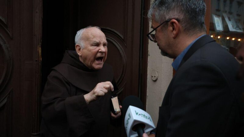 Katolikus papot támadott meg a harangozás miatt Hadházy csürhéje