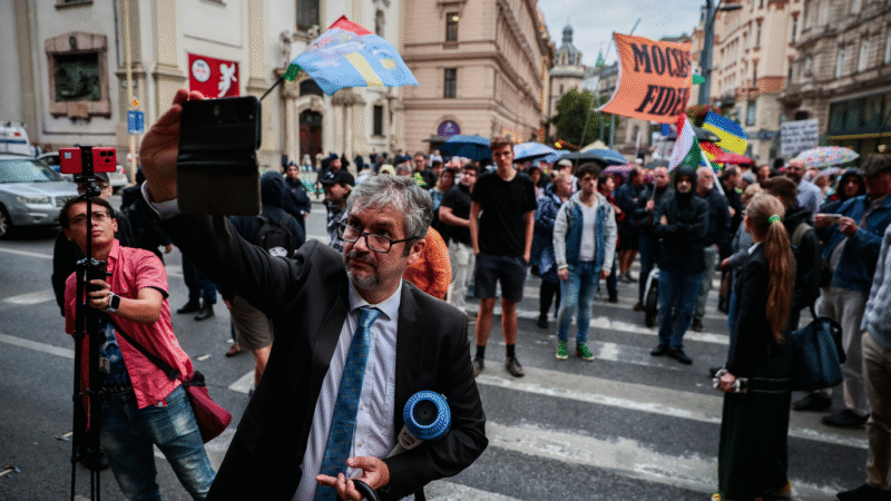 A mániákus ellenőr: Hadházy Ákos felemelkedése és az út a valóságvesztésig