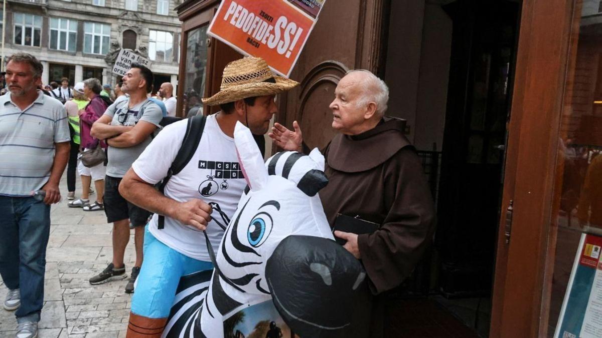 Nyomozást indított a rendőrség Hadházyék ellen a Ferenciek terén történtek miatt