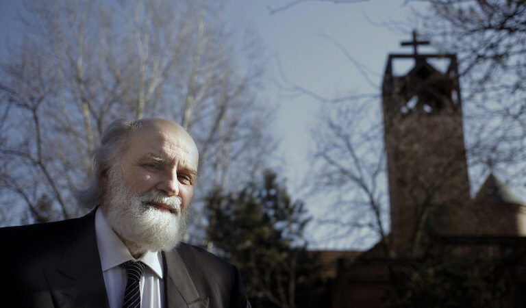 Már 2,5 millió forintnyi, nyugdíjasoknak járó élelmiszer-utalványt ajánlottak fel Iványi Gáboréknak