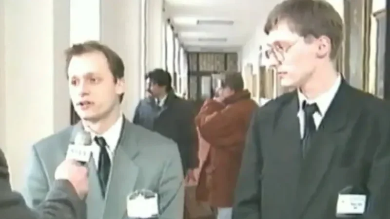 Az egyetemen még Rogánnal írt közös dolgozatot, ma már Magyar Péternek segít a programírásban