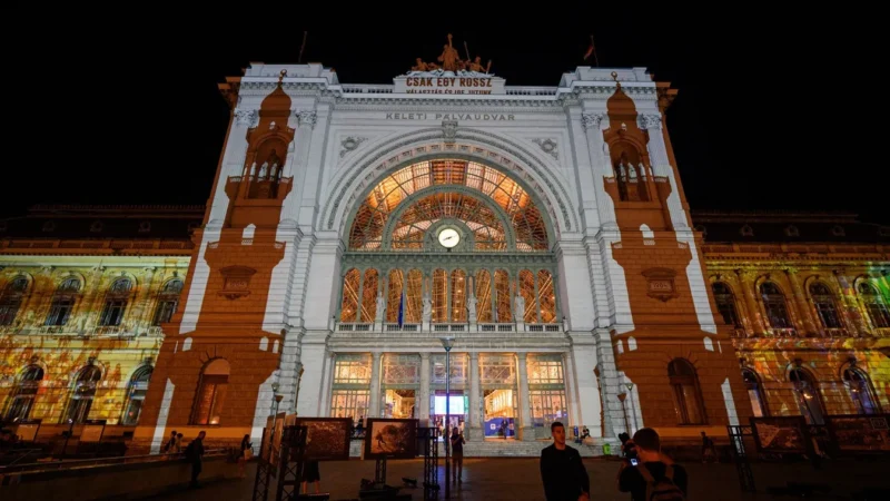 A tíz évvel ezelőtti menekültválságról vetítettek figyelmeztető-videót a Keleti pályaudvar épületére