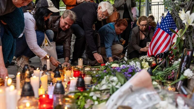 Több száz fős tömeg gyűlt össze a Charlie Kirkért szervezett gyertyagyújtáson