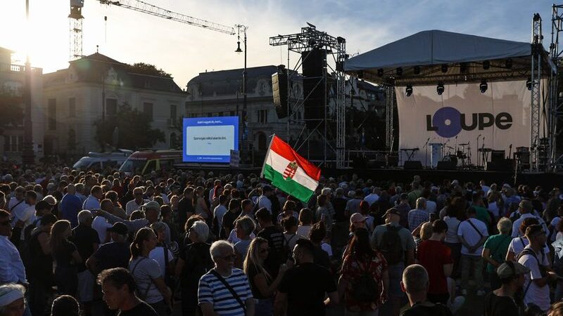 „Levegőt!” – művészek, aktivisták és civilek közösen a tisztább közbeszédért a Hősök terén
