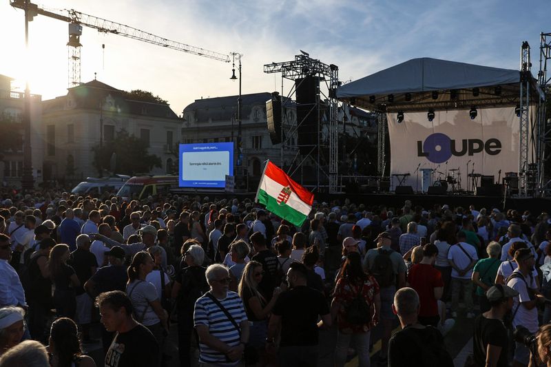 „Levegőt!” – művészek, aktivisták és civilek közösen a tisztább közbeszédért a Hősök terén