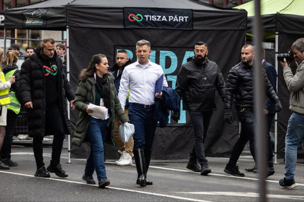 Magyar Péter csak azzal van elfoglalva, hogy a színpadon állva tapsoltassa magát, a pártépítéssel viszont sehogy sem halad