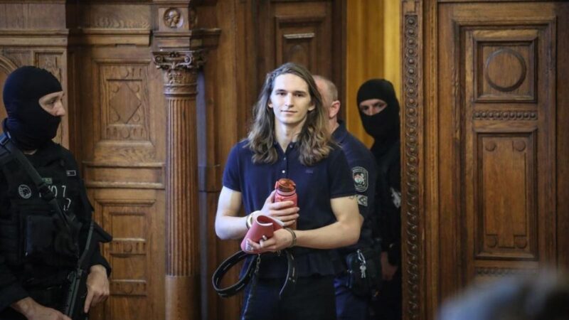 Provokálta a börtönőröket a transznemű antifa – megmogyorózták, majd a bíróságon elsírta magát