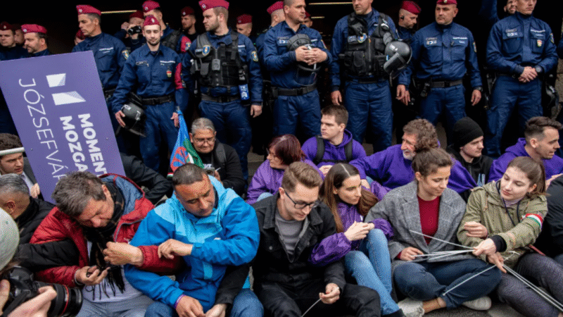 Füstgyertyázás, hídfoglalás és parlamenti blokád miatt felfüggesztették több momentumos képviselő mentelmi jogát