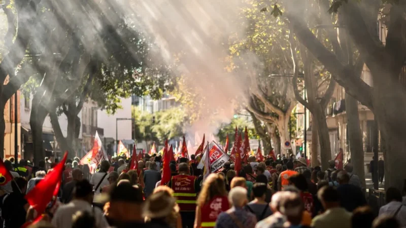 Iszonyatos nagy balhé van a franciáknál: Párizs lángokban áll