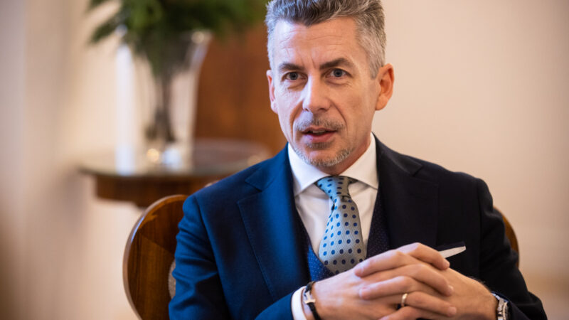 Rákay Philip: Globalista bankárvilág, balos szakértők Magyar Péter és a Tisza-adó mögött!