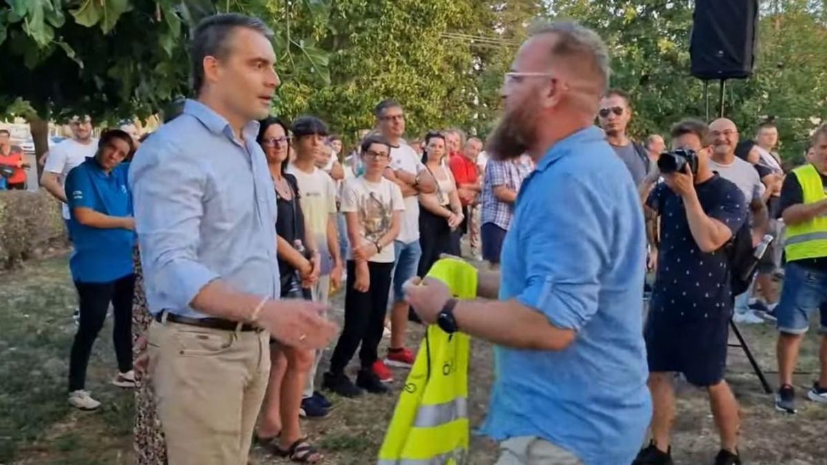 Magyar Péter megalázta Vona Gábort is – önkéntes mellényt küldött a korábbi messiásnak