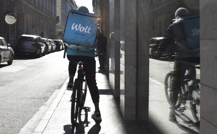 Óriási bírságot kapott a Wolt, tiltott termékekkel szolgáltak ki fiatalkorúakat