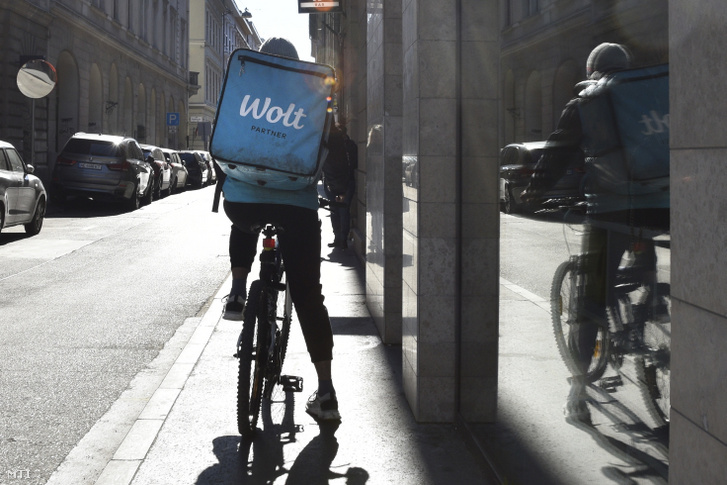 Óriási bírságot kapott a Wolt, tiltott termékekkel szolgáltak ki fiatalkorúakat