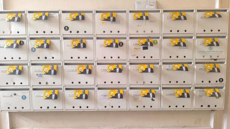 Postaládákat fosztogat a momentumos Szemző Áron