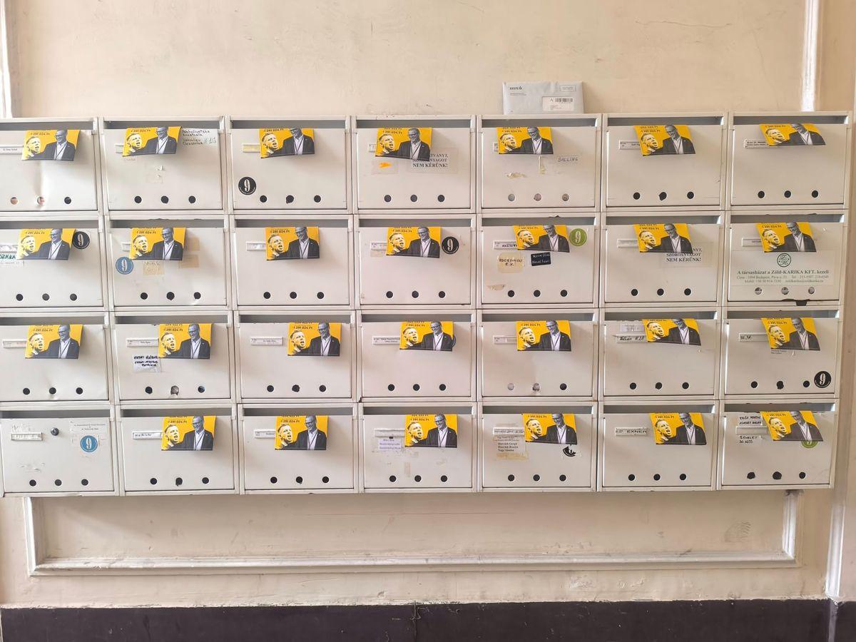 Postaládákat fosztogat a momentumos Szemző Áron