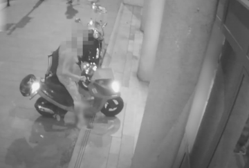 Robogóval akart betörni a Fővárosi Ügyészség épületébe, miután internetes agresszióval gyanúsították meg
