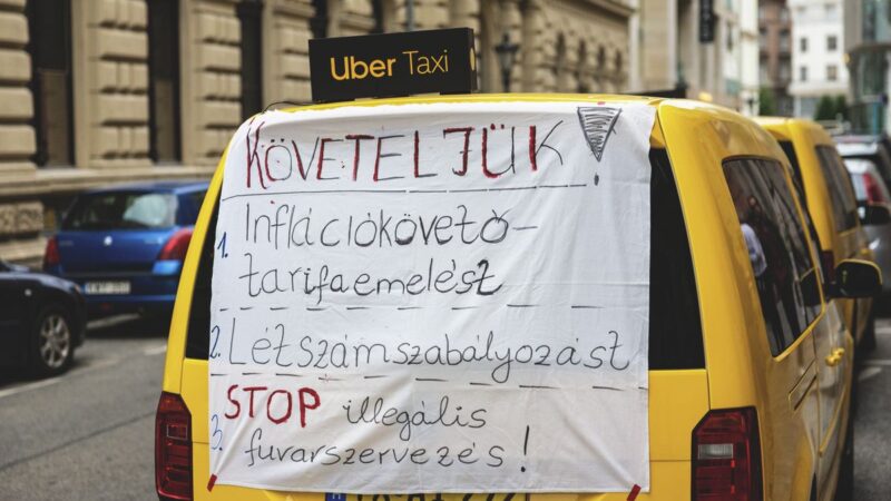 Taxisok zúgolódtak a Fővárosi Közgyűlésben – a háttérben Bigyó felügyelő politikai manőverei sejlenek fel