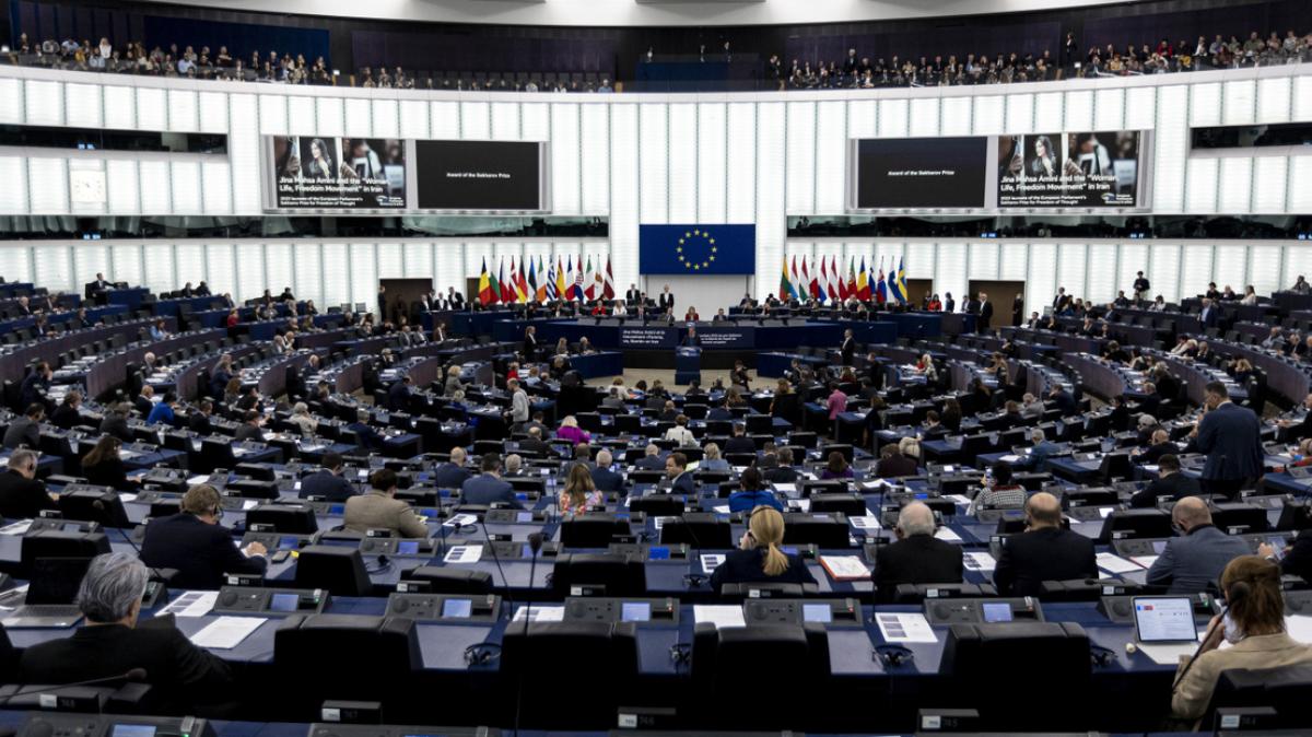 Eredetileg Magyar két ügyében és Dobrevnél is a mentelmi joguk kiadását javasolták volna az EP-ben