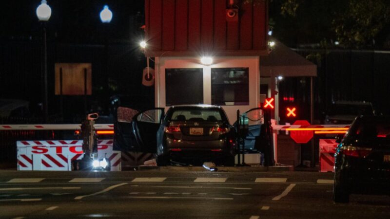 A Fehér Ház biztonsági kapujába rohant autójával egy férfi, miközben Donald Trump is bent tartózkodott