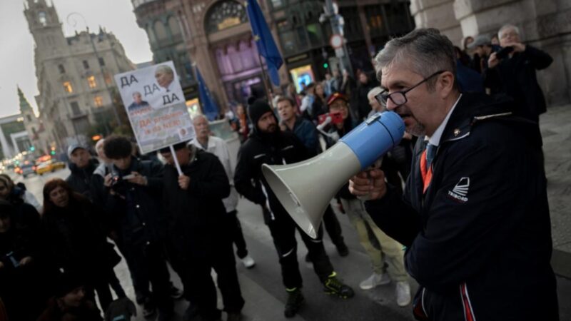 “Mi a f*szt ordibálsz itt?” – kiabálták Hadházy Ákosnak, miután zebrát foglaltak