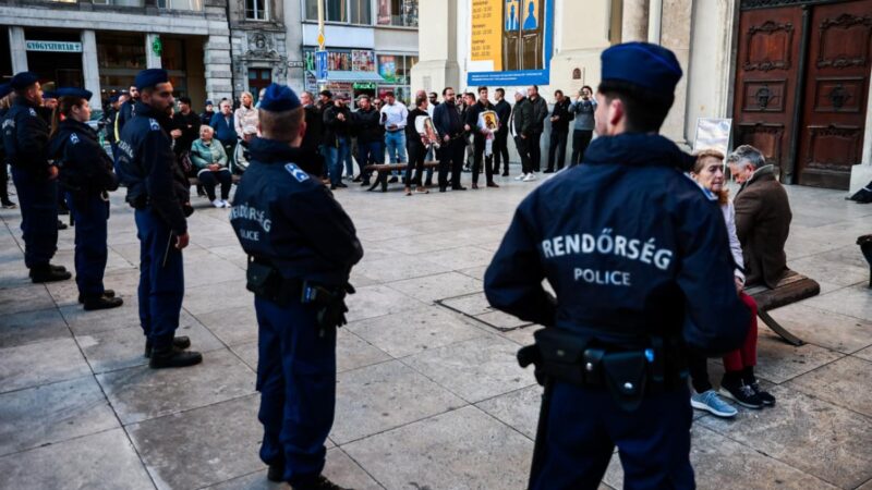 Ellentüntetők várták Hadházy Ákosékat a Ferenciek terén