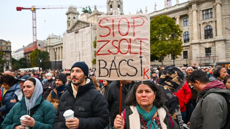 Szolidaritási demonstráció a Kossuth téren – Juhász Péter mellett, megosztott hangulatban