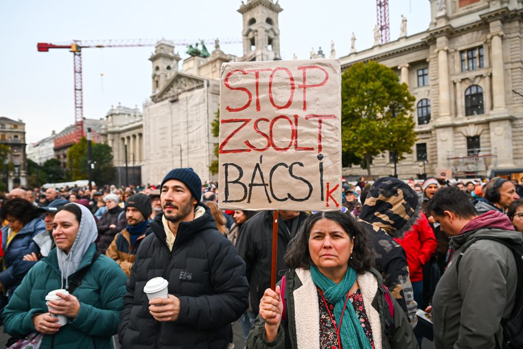 Szolidaritási demonstráció a Kossuth téren – Juhász Péter mellett, megosztott hangulatban