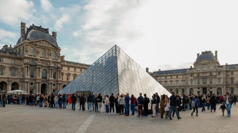 Benyújtotta lemondását a Louvre igazgatója, hajtóvadászat indult a rablók után