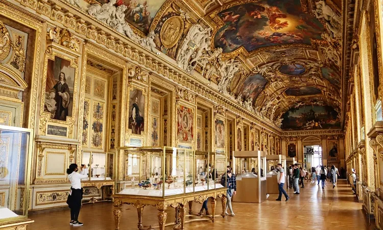 Láncfűrészes rablók a Louvre-ban – hét perc alatt tűntek el Napóleon ékszerei