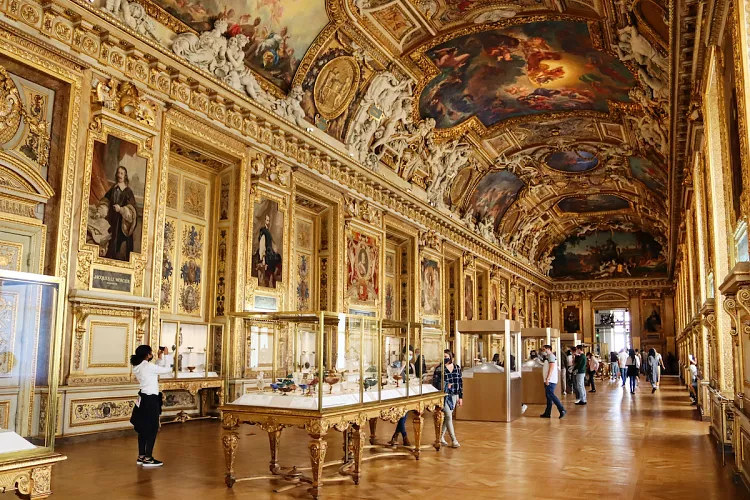 Láncfűrészes rablók a Louvre-ban – hét perc alatt tűntek el Napóleon ékszerei