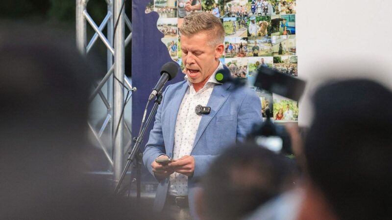 Botrány Szolnokon: Magyar Péter a testőreivel vitette el Szabó Bálintot – videóval