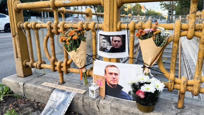 „Durva bűncselekmény” – Eltüntette egy férfi a felforgató Navalnij „emlékhelyét”, a rendőrség azonnal fogdába vitte