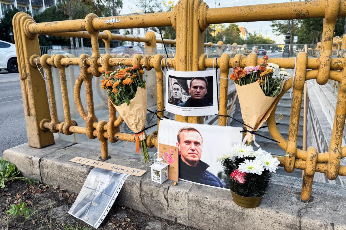 „Durva bűncselekmény” – Eltüntette egy férfi a felforgató Navalnij „emlékhelyét”, a rendőrség azonnal fogdába vitte