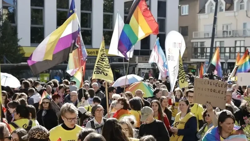 „Forró” a hangulat Pécsett, a polgármester is csatlakozott az elvileg betiltott Pride-hoz