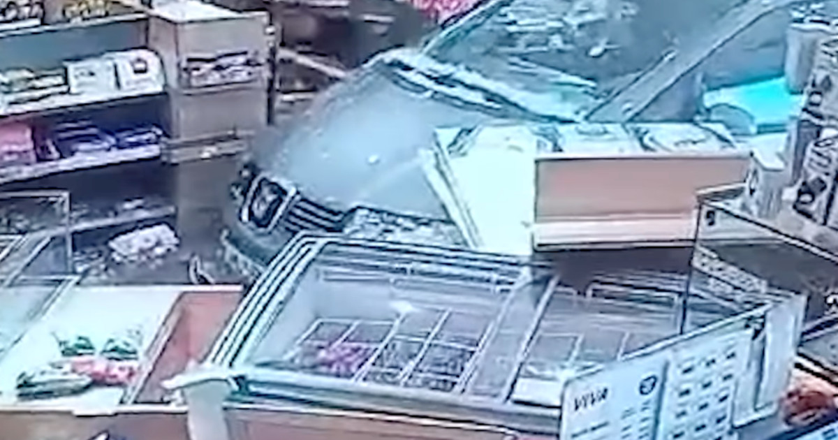 Betolta egy benzinkút boltjába az előtte álló autót egy Audi