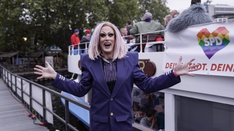 Gyerekpornó miatt ítélték el a német drag queent, de újból gyerekek közé engedték