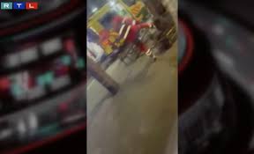 Megjelent egy felvétel, amin az elbocsátott mentős teljes erőből fejbe rúgja a hordágyon fekvő beteget