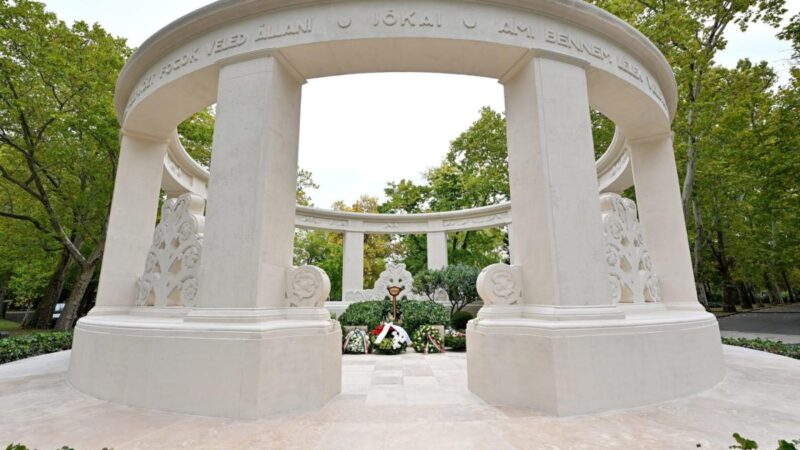 Átadták Jókai Mór megújult síremlékét a Fiumei úti sírkertben