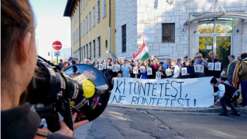 Gyanúsítottként hallgatták ki a Pécs Pride szervezőjét, a libsik szimpátiatüntetést tartottak a rendőrség előtt