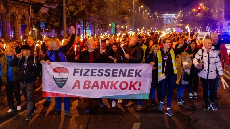 Lángolt a Bank Center előtti tér a devizakárosultak fáklyáitól